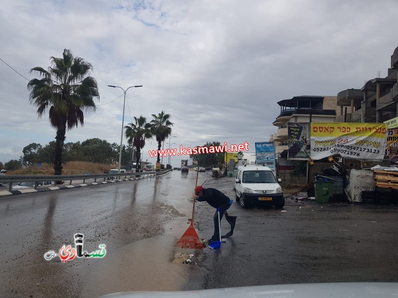 في هذه الأجواء الماطرة ... يكمل العطاء .. طواقم الصيانة ونادر ابو عقل في الميدان يلبون احتياجات الاهالي